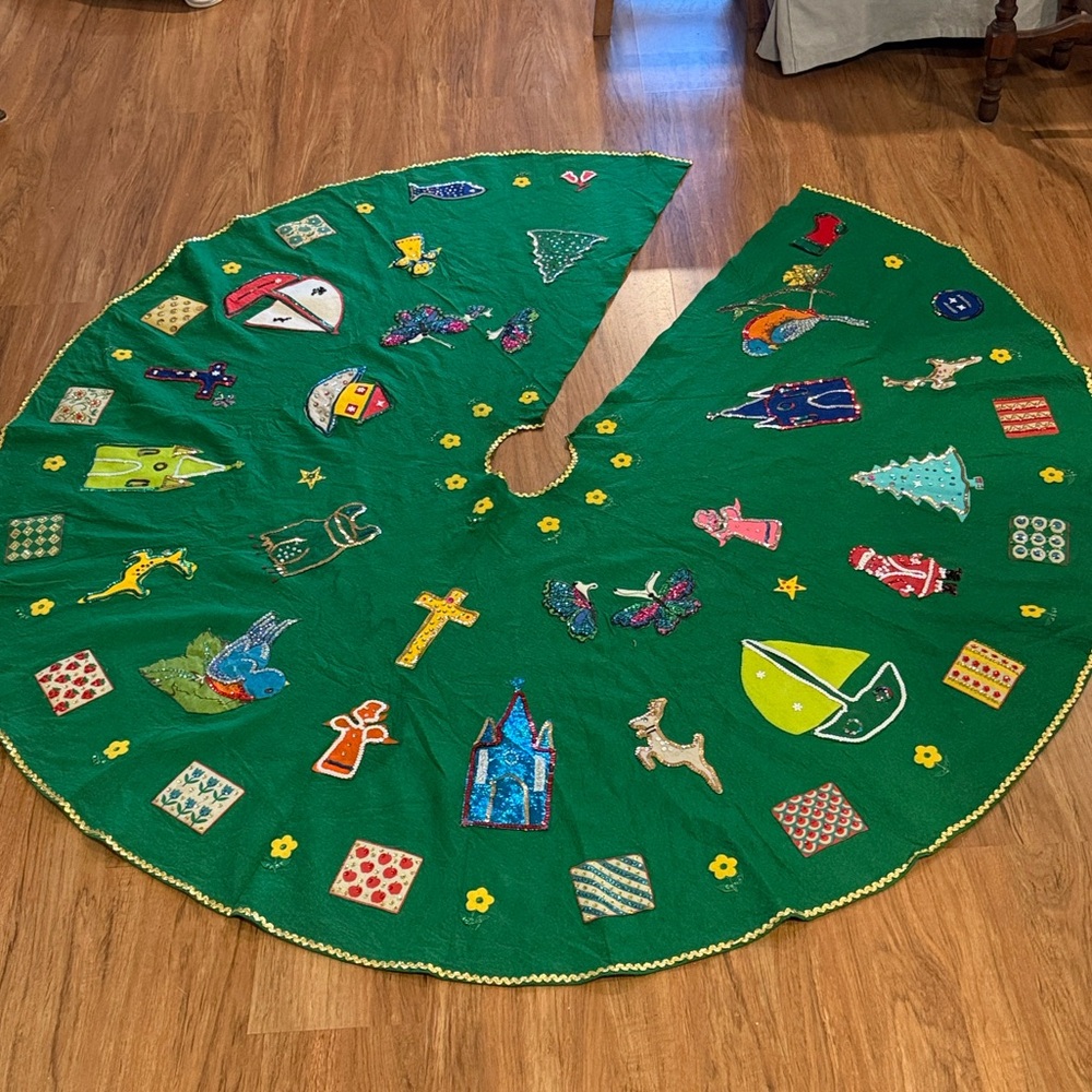 Better than Bucilla Custom VTG Felt Christmas Tree Skirt Sequins, Beads.. 68” W